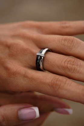 Каблучка срібна з чорною керамікою і цирконієм діамантової огранки 006718