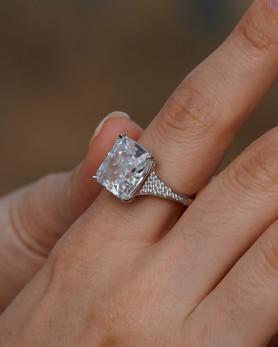 Кольцо серебряное с квадратным цирконием особой огранки ICE CUT 006729