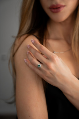 Каблучка срібна з малахітом та цирконієм діамантового огранювання Клевер 1см 006449