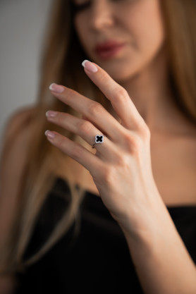 Каблучка срібна з оніксом і цирконієм діамантового огранювання Клевер 1см 001844