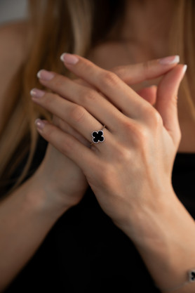 Каблучка срібна з оніксом Клевер 1см 001845