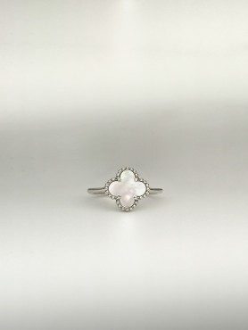 Каблучка срібна з перламутром Клевер 1см 001908