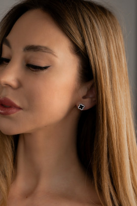 Срібні сережки - пусети з оніксом і цирконієм діамантового огранювання Клевер 1см