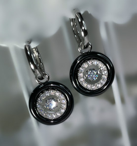 Срібні сережки з чорною керамікою та танцюючим цирконієм діамантового огранювання 003353