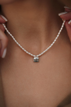 Кольє срібне з перлами і підвіскою Квадрат