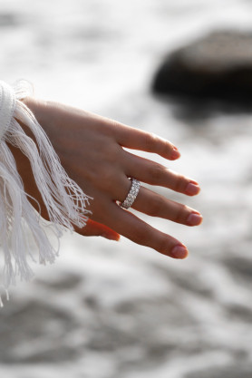 Каблучка срібна із крупним цирконієм діамантової огранки