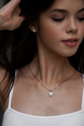 Сережки - пусети срібні Серце з цирконієм діамантового огранювання 006427