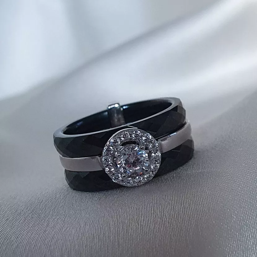 Каблучка срібна з чорною керамікою і цирконієм діамантової огранки 000670