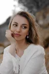 Срібні сережки з білою керамікою та цирконієм діамантового огранювання 006783