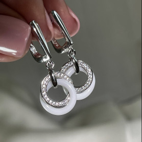 Срібні сережки з білою керамікою та цирконієм діамантового огранювання 006783