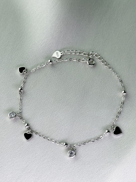 Браслет срібний з чорними сердечкамиз із емалі та цирконієм діамантового огранювання