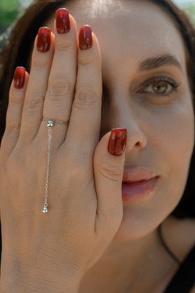 Каблучка срібна Кулька із ланцюжком на силіконовій затяжці 006919