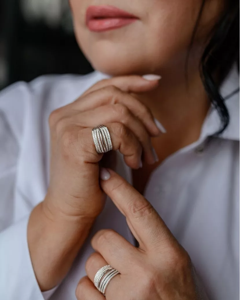 Каблучка срібна із доріжками з цирконієм діамантової огранки 006953