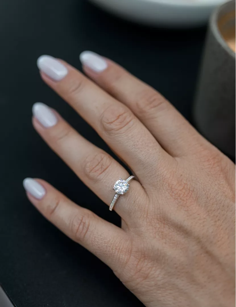 Каблучка срібна із крупним цирконієм діамантового огранювання 006967