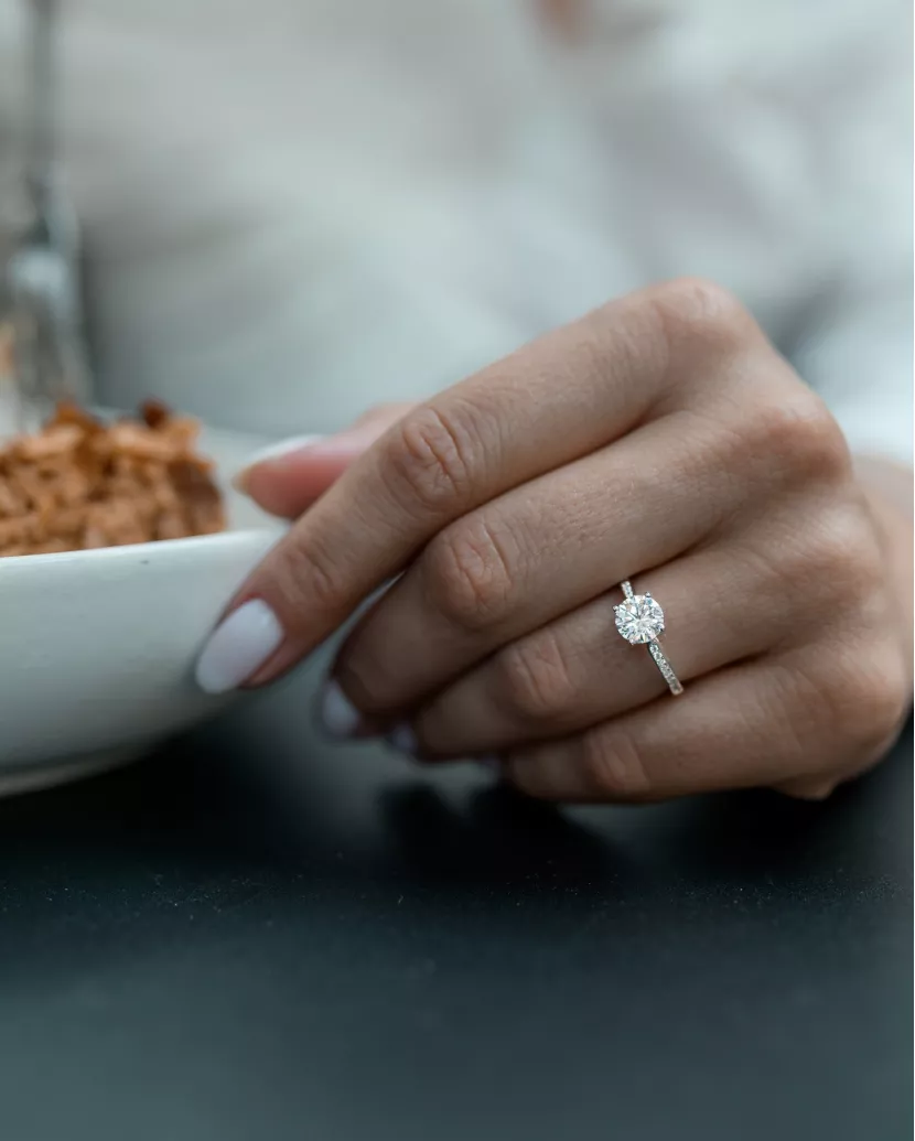 Каблучка срібна із крупним цирконієм діамантового огранювання 006967