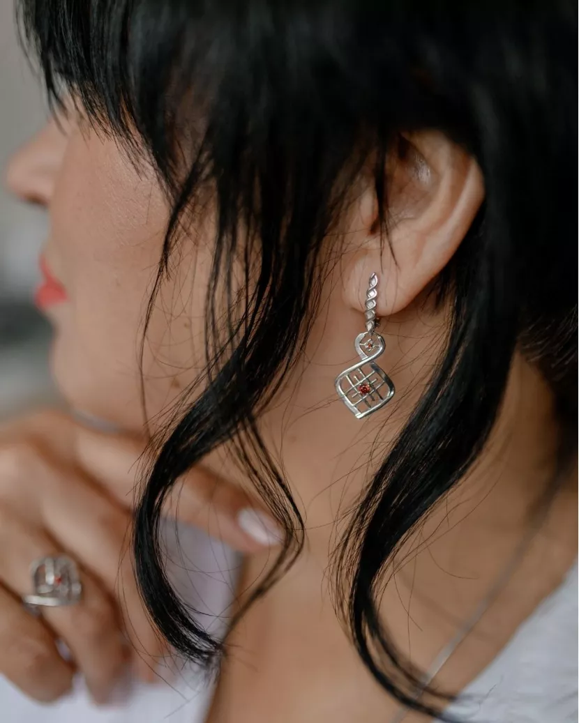 Сережки срібні висячі ДНК Нації із гранатовим цирконієм