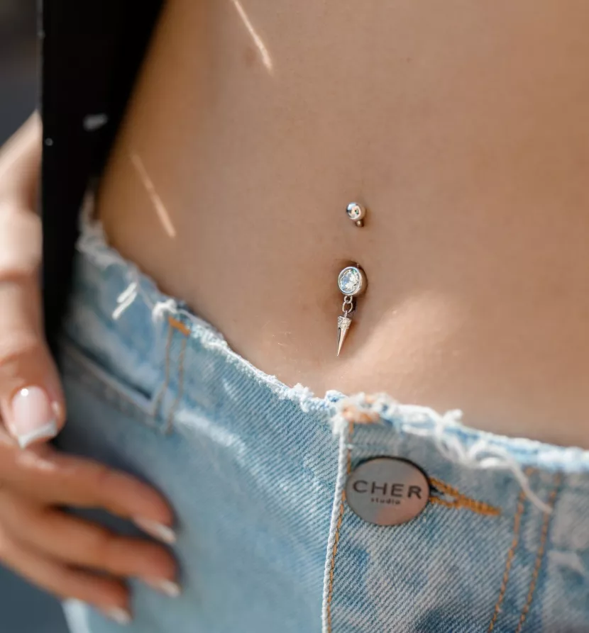 Пірсинг срібний в пупок з крупним цирконієм діамантового огранювання та підвіскою 006974