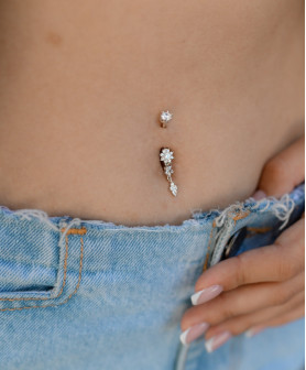 Пірсинг срібний в пупок з крупним цирконієм діамантового огранювання та підвіскою Квіти 006977