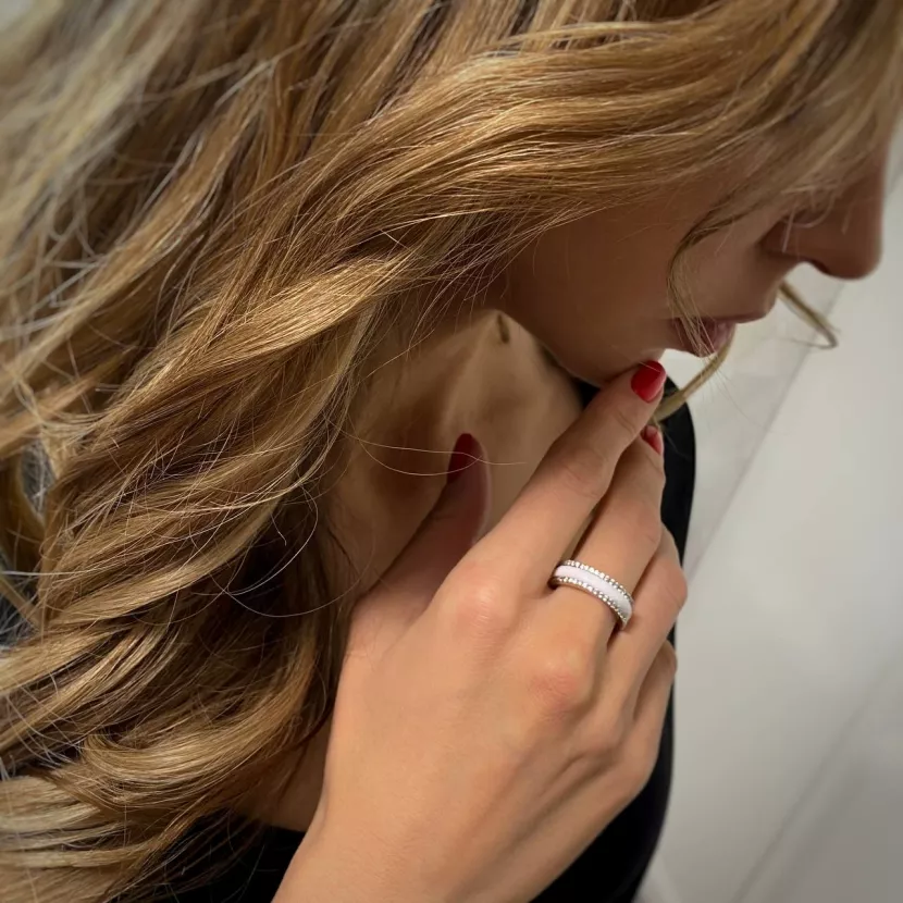 Каблучка срібна з білою керамікою і  цирконієм діамантової огранки 006684