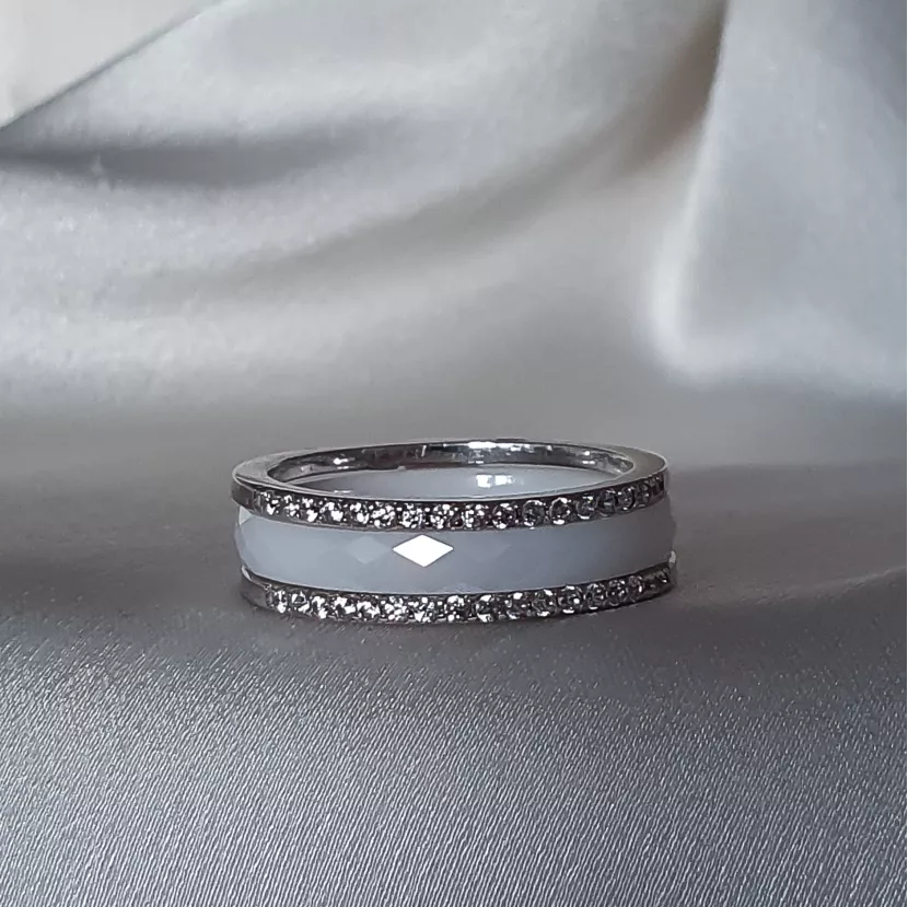 Каблучка срібна з білою керамікою і  цирконієм діамантової огранки 006684