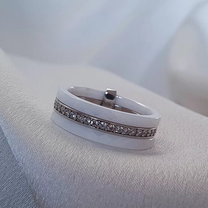 Каблучка срібна з білою керамікою і  цирконієм діамантової огранки 006685