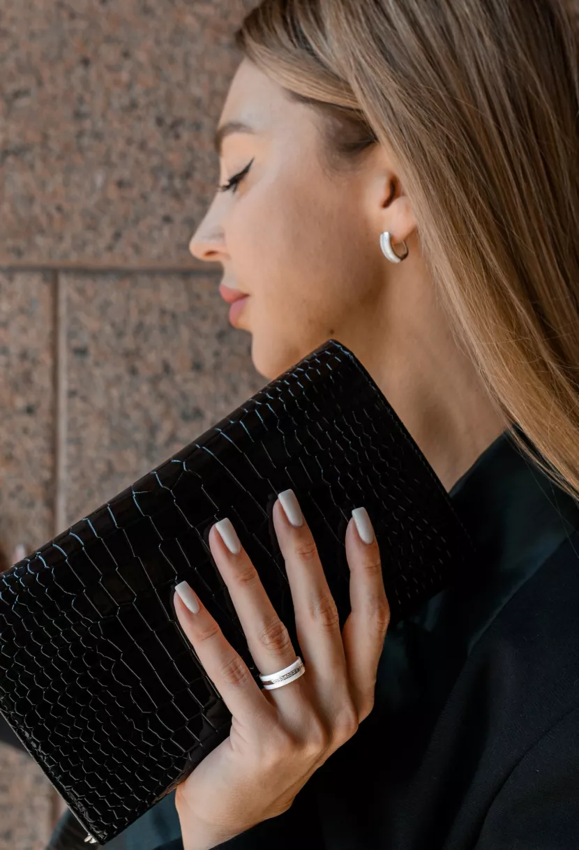 Каблучка срібна з білою керамікою і  цирконієм діамантової огранки 006685