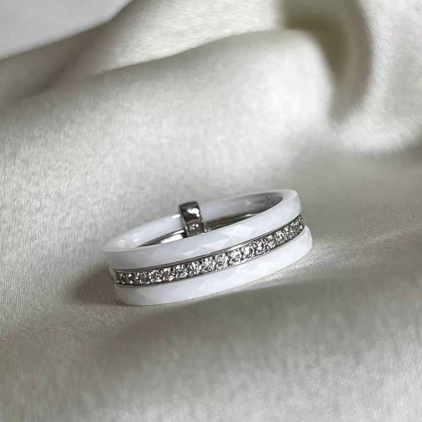 Каблучка срібна з білою керамікою і  цирконієм діамантової огранки 006685