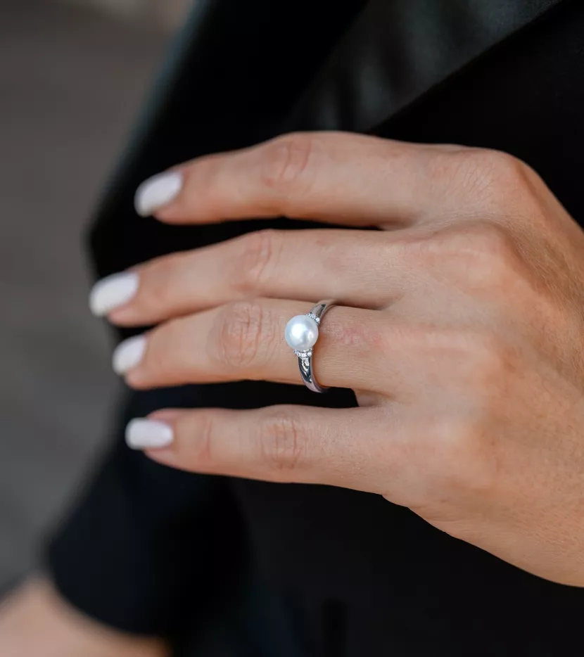 Каблучка срібна з перлиною та цирконієм діамантового огранювання 006946