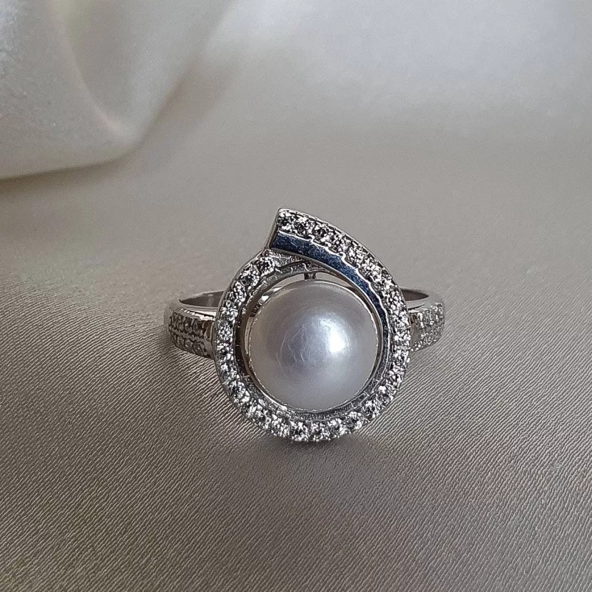 Каблучка срібна з перлиною та цирконієм діамантового огранювання 001633