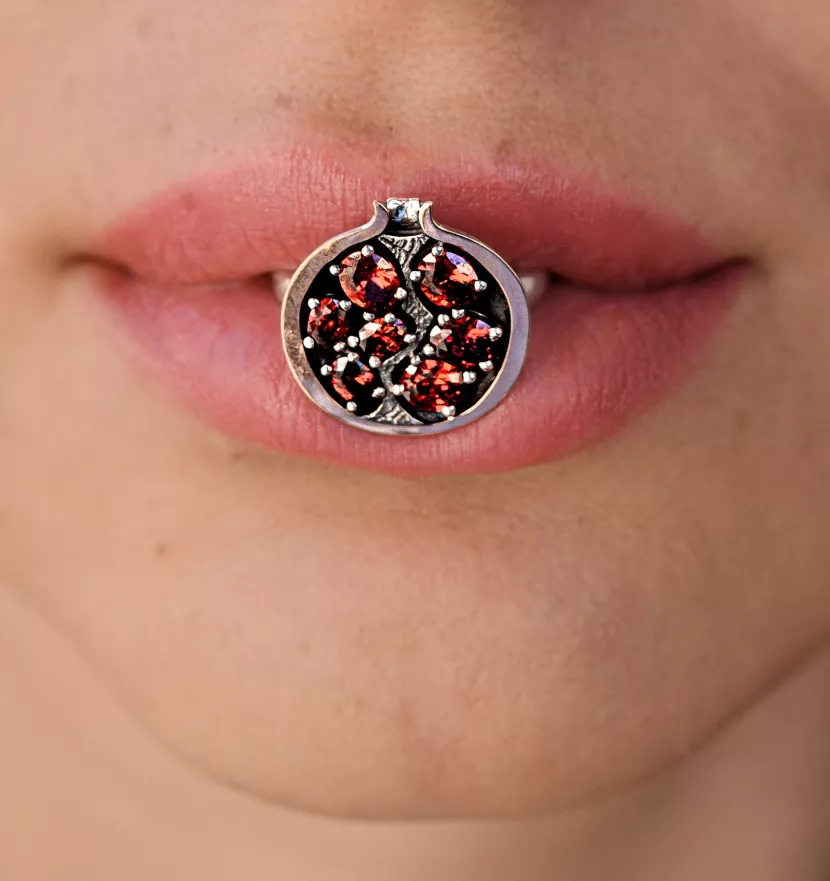 Каблучка срібна з золотою пластиною Гранат 006999