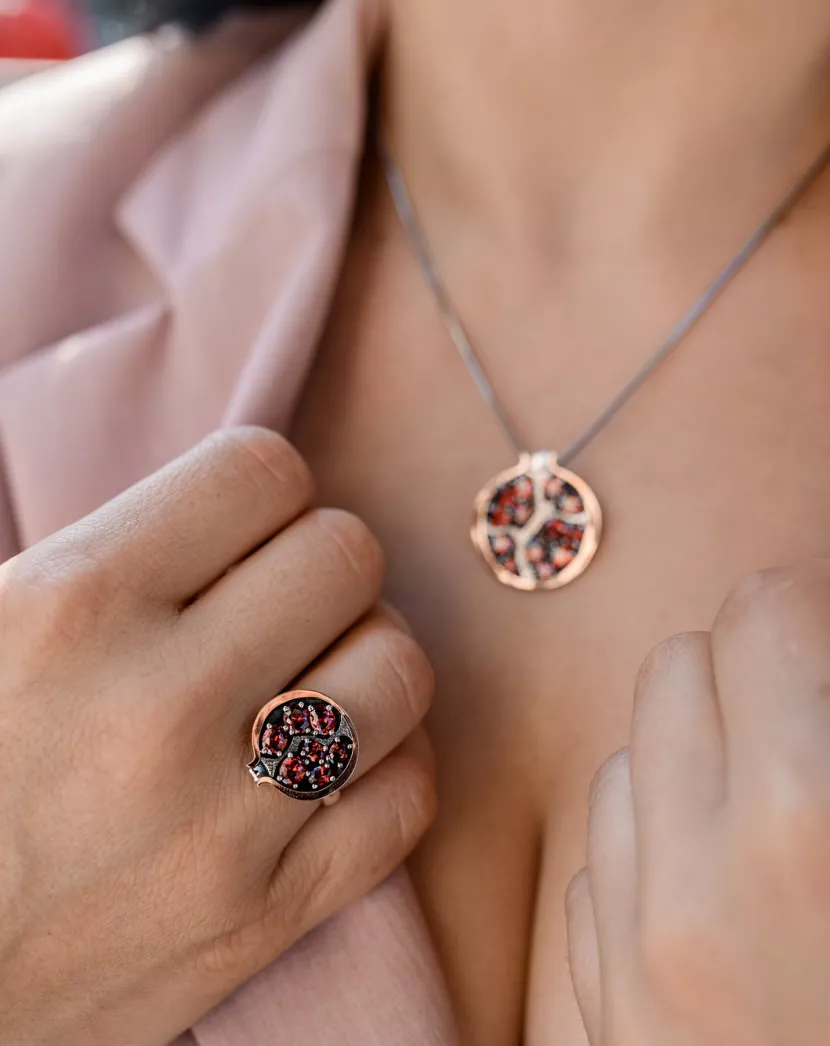 Каблучка срібна з золотою пластиною Гранат 006999