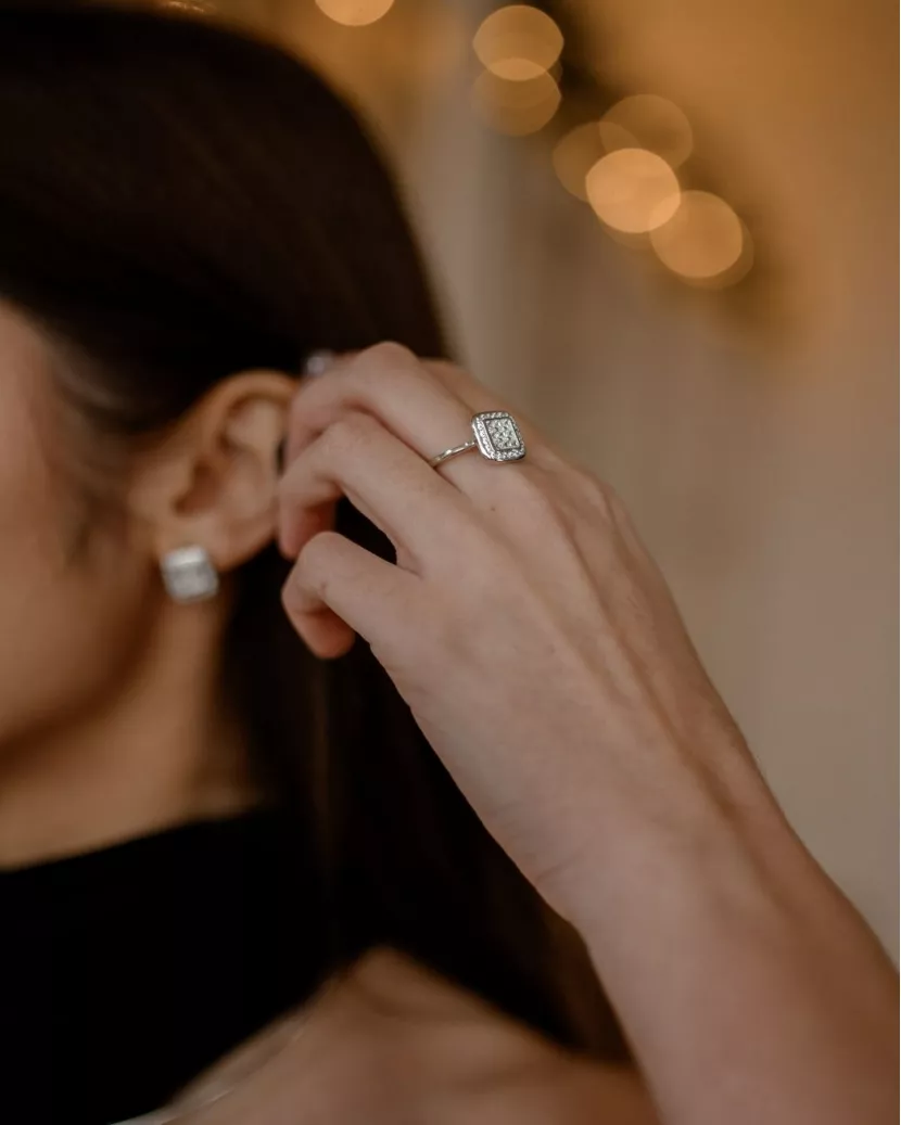 Каблучка срібна Квадрат із цирконієм діамантового огранюванню 007039