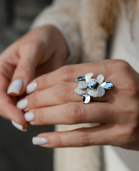 Каблучка срібна Квіти із цирконієм діамантового огранювання 007018