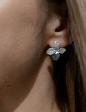 Серьги серебряные Цветы с цирконием бриллиантовой огранки 007019